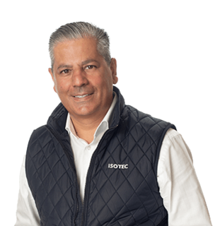 ISOTEC Mitarbeiter im Porträt mit dunkler Steppweste